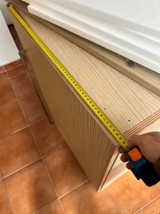 Armario de madera beige y marrón