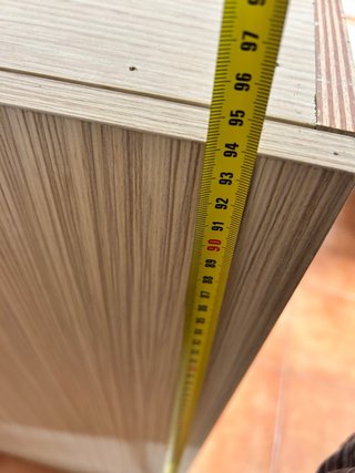 Armario de madera beige y marrón