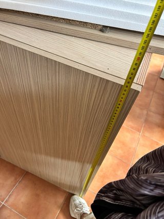 Armario de madera beige y marrón
