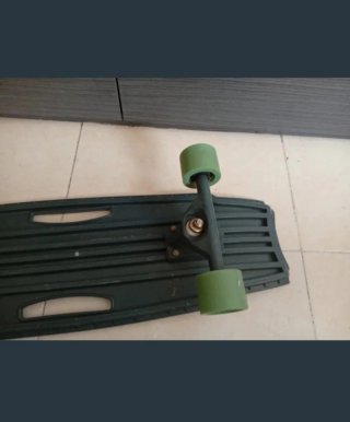 Skate verde con ruedas verdes