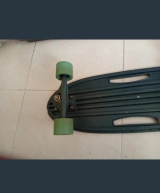 Skate verde con ruedas verdes
