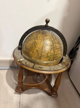 Globo terráqueo antiguo con hielera