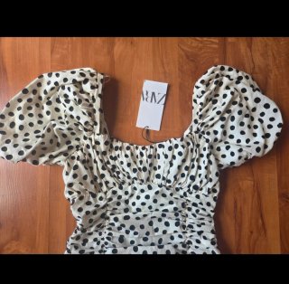 Vestido de lunares blanco y negro