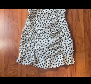 Vestido de lunares blanco y negro