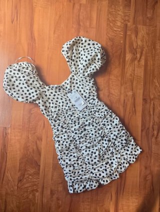 Vestido de lunares blanco y negro