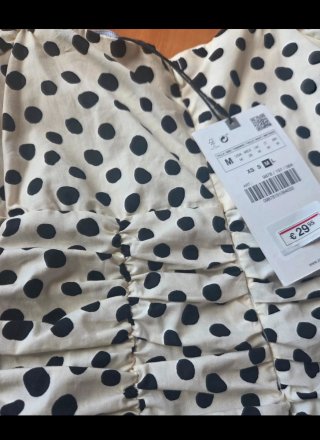 Vestido de lunares blanco y negro