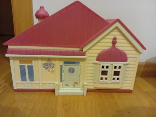 Casa de Bluey con todos los accesorios/personajes.