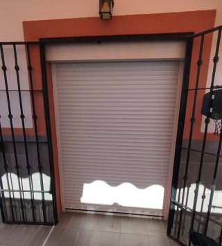 Ventana y persiana 2'10 x 1'50