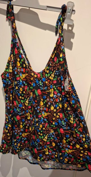 Top floral negro tirantes