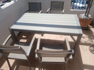 Mesa de comedor con sillas
