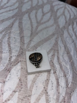 Anillo de plata con detalles dorados