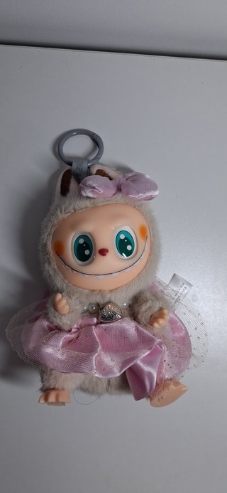 Labubu peluche con vestido rosa