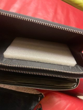 Cartera con estampado de coronas y diamantes