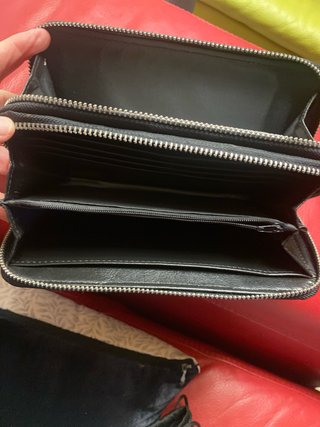 Cartera con estampado de coronas y diamantes