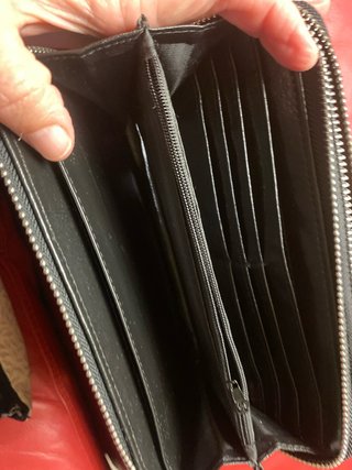 Cartera con estampado de coronas y diamantes