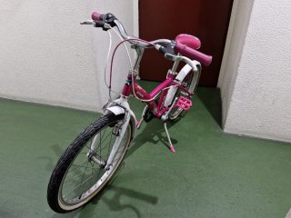 Bicicleta infantil rosa y blanca