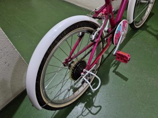 Bicicleta infantil rosa y blanca