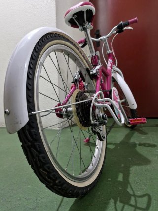 Bicicleta infantil rosa y blanca