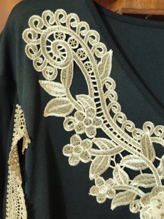 Abito elegante nero con pizzo oro