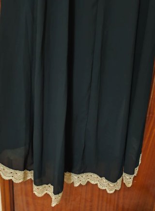 Abito elegante nero con pizzo oro