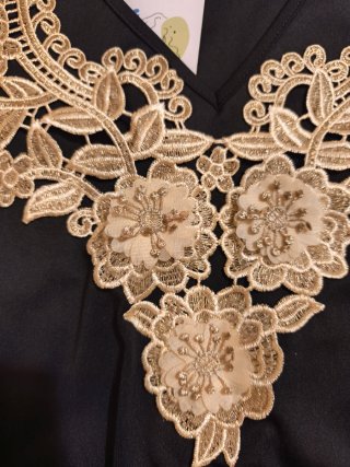 Abito elegante nero con pizzo oro