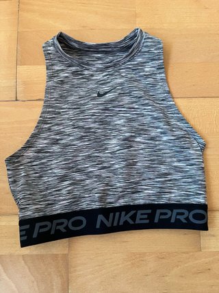 Top Nike Pro Gris y Negro Talla XS