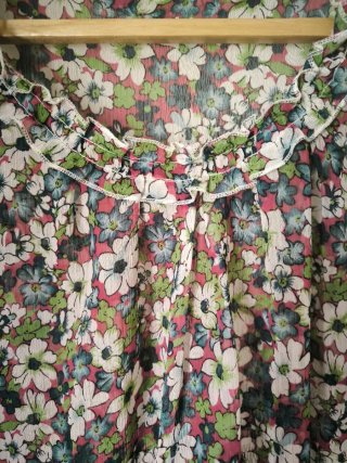 Blusa floral sem mangas com babados