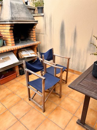 Mesa de terraza de madera oscura