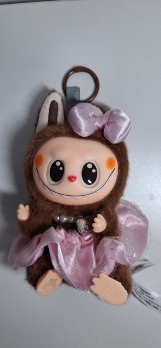 Labubu peluche con vestido rosa y lazo