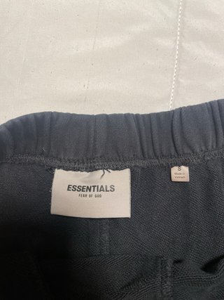Pantalón corto ESSENTIALS negro