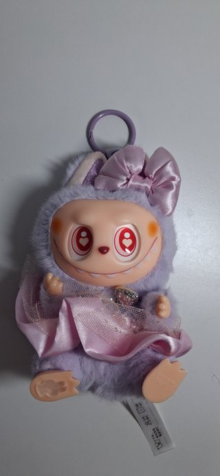 Labubu peluche morado con lazo y vestido