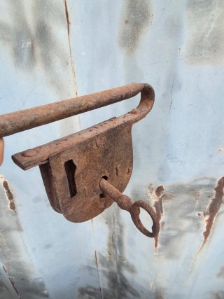 Cerradura antigua de hierro con llave