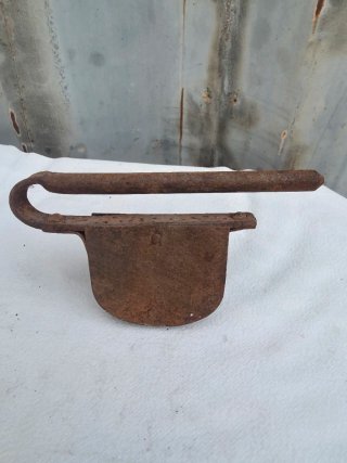 Cerradura antigua de hierro con llave