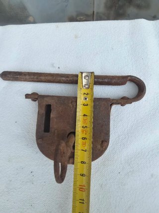 Cerradura antigua de hierro con llave