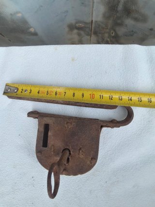 Cerradura antigua de hierro con llave