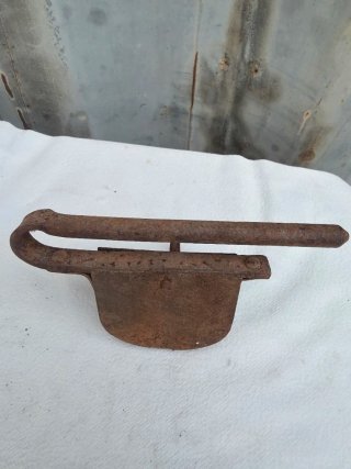 Cerradura antigua de hierro con llave