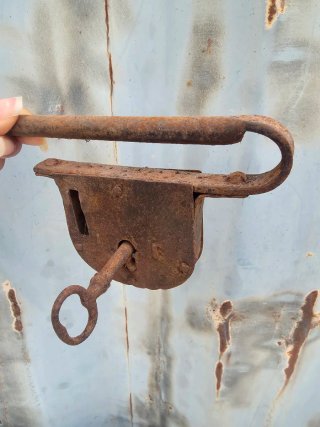 Cerradura antigua de hierro con llave