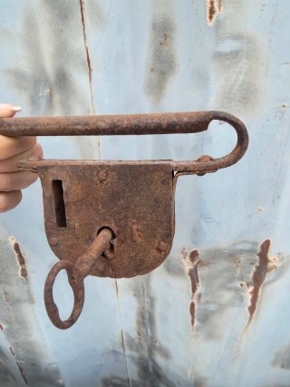 Cerradura antigua de hierro con llave