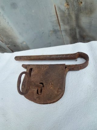 Cerradura antigua de hierro con llave
