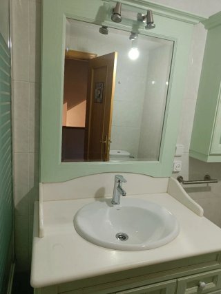 Mueble de baño lavabo y espejo