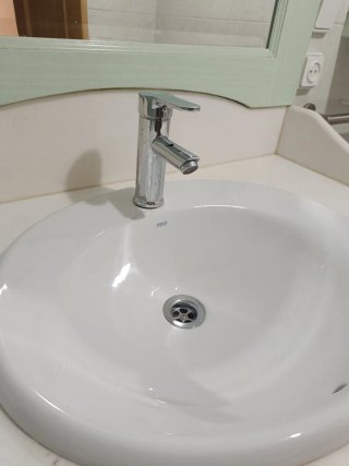 Mueble de baño lavabo y espejo