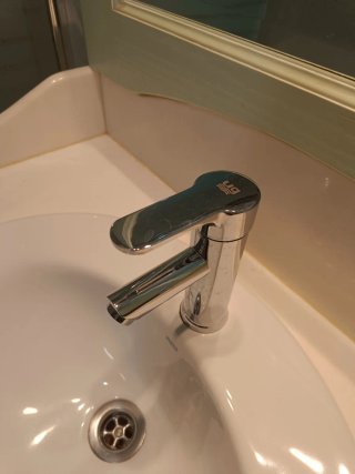 Mueble de baño lavabo y espejo