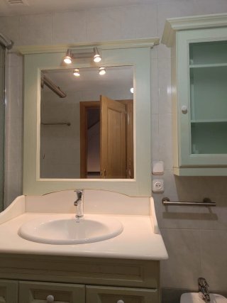 Mueble de baño lavabo y espejo