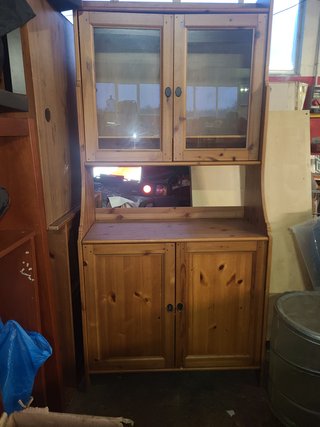 Alacena de madera con puertas de cristal
