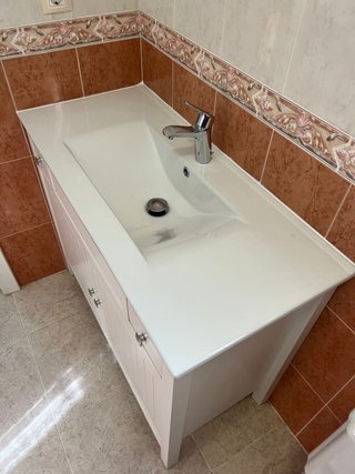 Mueble de baño blanco con patas