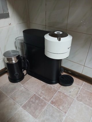 Cafetera Nespresso Vertuo Blanca y Negra