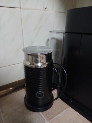 Cafetera Nespresso Vertuo Blanca y Negra
