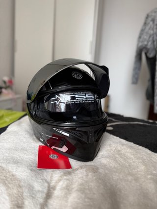 Casco de moto negro con visera
