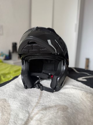 Casco de moto negro con visera