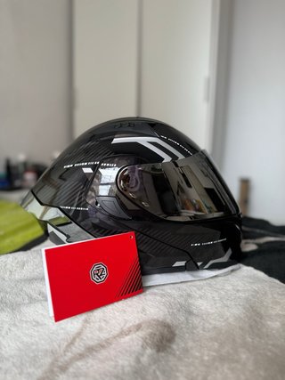 Casco de moto negro con visera